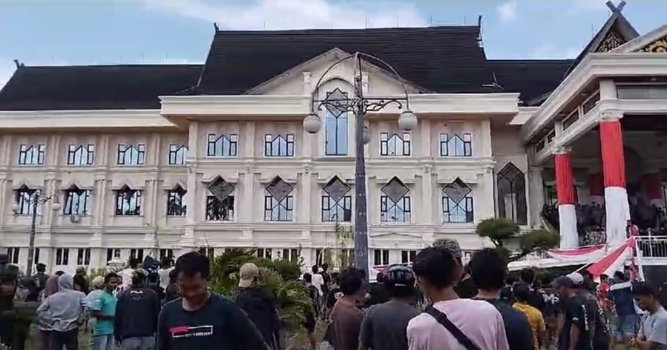 DEPARTEMEN ADVOKASI BEM FH UNJA MENYAYANGKAN AKSI PENGRUSAKAN KANTOR GUBERNUR OLEH SOPIR BATU BARA YANG DEMO DI KANTOR GUBERNUR JAMBI IMG-20240125-WA0012