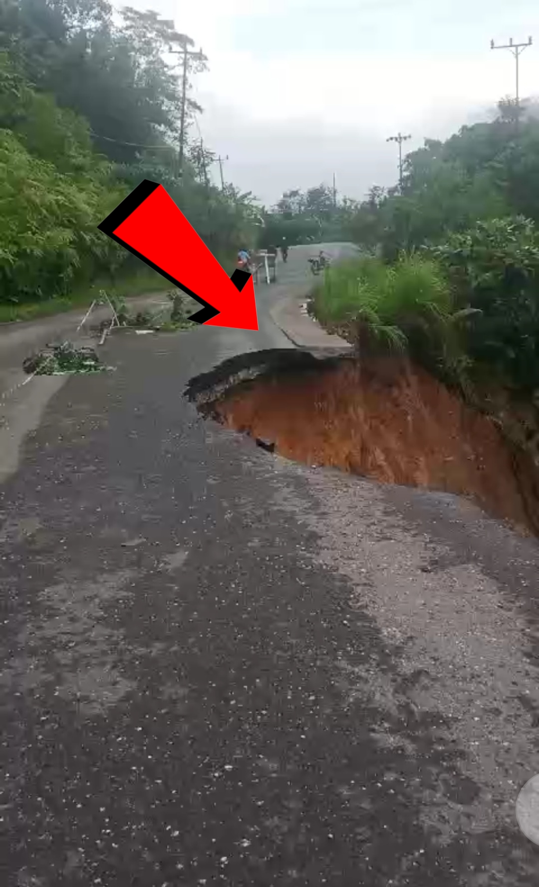 BREAKING NEWS! HATI-HATI, JALAN MUARA EMAT LONGSOR! Picsart_24-02-21_10-05-25-592