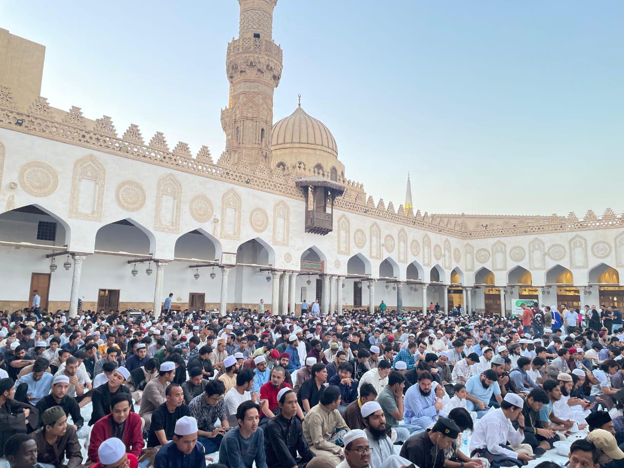 Membanggakan!, Mahasiswa dan Mahasiswi Indonesia dipercaya menjadi relawan pembagian takjil oleh pihak Masjid Al-Azhar, Kairo. IMG-20240721-WA0001