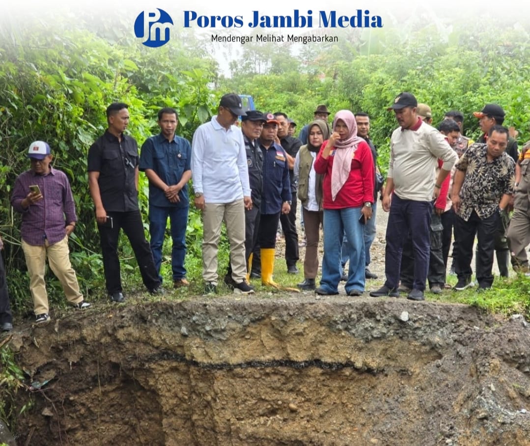 Respon Cepat Bupati dan wakil bupati kerinci turun Kelokasi banjir dan longsor, instruksikan Penanganan IMG-20250302-WA0007