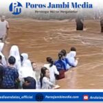 Anak Sekolah di Pandeglang Terpaksa Seberangi Sungai Deras, Jembatan Hanyut Diterjang Banjir Screenshot_2025-10-24-13-43-44-14_dba69a5e82e939c3ddef13f99a115ca3